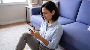 Mulher usando celular durante um processo de funil de recrutamento