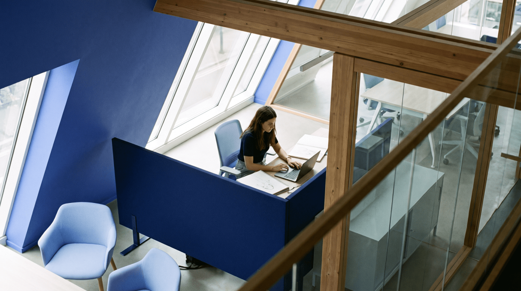 IA no trabalho: profissional usa notebook em estação de trabalho no escritório